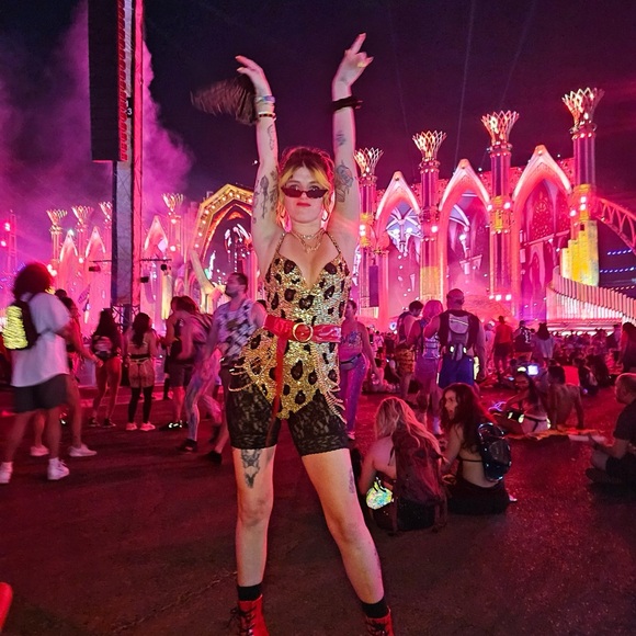 Gold Leopard Sequin Bodysuit - Picture 4 of 5